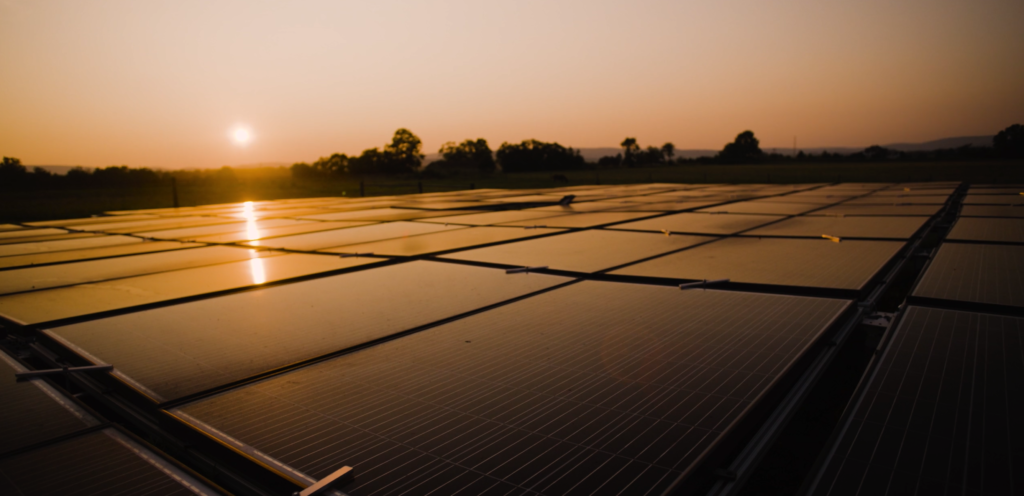 Overview Energy wandelt Sonnenenergie aus 1,5 um Aus einer Höhe von 10.000 Fuß auf den Boden übertragen, besteht der nächste Schritt darin, umlaufende Satelliten herauszufordern die Übertragungseffizienz kann auf Null sinken. Damit ist die Technologie, die ursprünglich zur Lösung der Schwankungen der Solarenergie eingesetzt wurde, erneut dem Risiko eines klimabedingten Ausfalls ausgesetzt. </p><p>Darüber hinaus erwähnen die von Overview Energy bisher veröffentlichten Informationen nur „mehrere Kilowatt“ Momentanleistung, sodass Lücken in Bezug auf die End-to-End-Effizienz, die Jitter-Kontrolle von Lichtstrahlen in Turbulenzen und Hochfrequenz-Sicherheitsabschaltmechanismen bestehen. Für ein Start-up, das im Jahr 2028 einen Satelliten in einer niedrigen Umlaufbahn starten und im Jahr 2030 mit der kommerziellen Stromversorgung beginnen will, werden sich diese physischen und technischen Probleme direkt auf den Kapitalbedarf und die Zeitpläne für die Massenproduktion auswirken. </p><h3>Nächster Halt: Weltraum- und Marktüberprüfung</h3><p>Auch US-Regierungsbehörden prüfen die Machbarkeit. Die Defense Advanced Research Projects Agency (DARPA) hat diesen Sommer eine 8,5 Kilometer lange Demonstration der Laserübertragung von Oberfläche zu Oberfläche abgeschlossen und damit das Potenzial für einen doppelten Verwendungszweck demonstriert. Gleichzeitig hat sich China für den Bau großer Mikrowellenkraftwerke in einer geostationären Umlaufbahn von 36.000 Kilometern entschieden und ist damit auf den Weg zum groß angelegten nationalen Infrastrukturbau gegangen. </p><p>Die beiden Strategien ähneln dem Kampf zwischen Konsolen und Personalcomputern im Internetzeitalter: Sollten wir einen einzigen Punkt der Allwetter-Stromversorgung anstreben oder sollten wir mit einem dezentralen, kleinen und schnell iterativen optischen System durchbrechen? Für den Markt ist es derzeit noch schwierig, Schlussfolgerungen zu ziehen. </p><p>Aber das Experiment von Overview Energy beweist zumindest eines: Die Stromerzeugung im Weltraum muss nicht auf riesige Kraftwerke warten, die noch lange nicht fertiggestellt sind, und es gibt bereits Möglichkeiten zur Integration in Bodenanlagen. Wenn es anschließend in einer sich verändernden Atmosphäre stabil bleiben und beweisen kann, dass klare Nächte allein einen positiven Cashflow bringen können, könnte jeder Siliziumchip in den Geräten der Welt neu bewertet werden. </p><blockquote><p>Ob es die Wolken durchdringen kann und die Zweifel der Anleger werden darüber entscheiden, ob dieses Laserlicht innerhalb von 24 Stunden wirklich ein neues Kapitel im Markt für erneuerbare Energien aufschlagen kann. </p></blockquote>